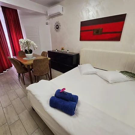 Luxury Seaside - Pool & Διαμέρισμα Năvodari